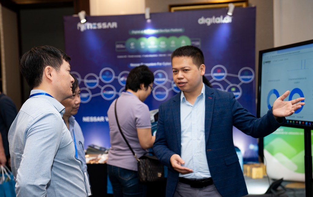Chuyên gia về an toàn, bảo mật, ông Vũ Thành Công - Phó Giám đốc trung tâm công nghệ Nessar chia sẻ giải pháp Open XDR Platform tới các khách hàng