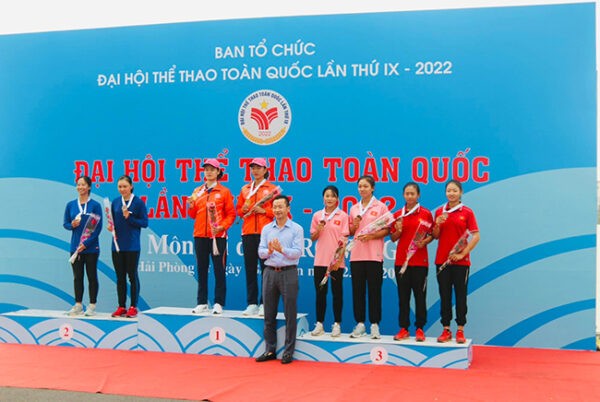 Phó Giám đốc Sở VHTT Hà Nội Phạm Xuân Tài trao giải cho các VĐV xuất sắc bộ môn Rowing – ĐHTT toàn quốc lần thứ IX diễn ra tại Hải Phòng