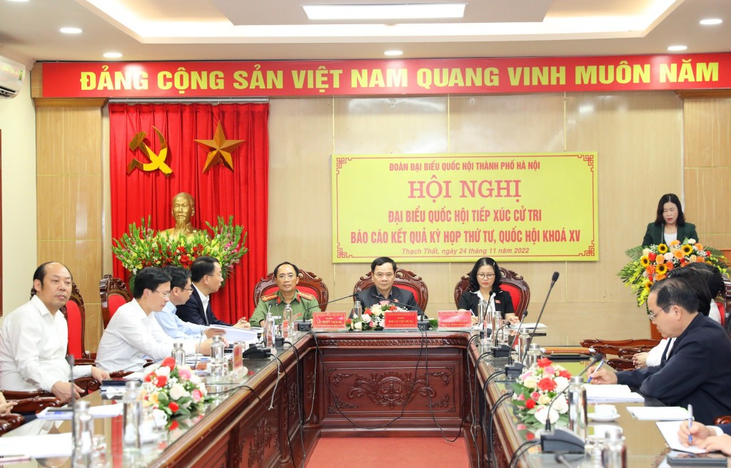 Quang cảnh buổi tiếp xúc cử tri