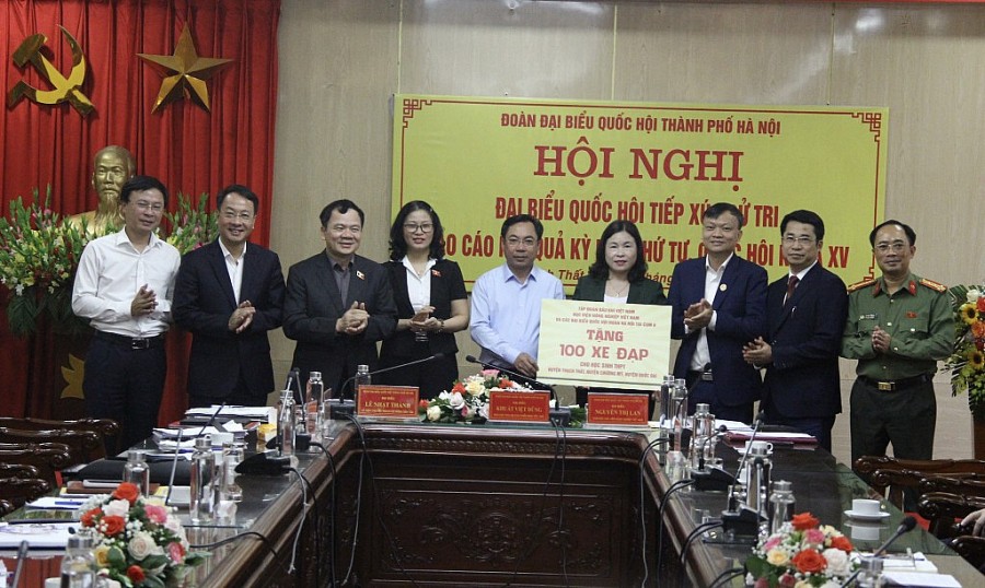 Học viện Nông nghiệp Việt Nam phối hợp với Tập đoàn Dầu khí Việt Nam trao tặng 100 xe đạp và 100 suất học bổng cho học sinh nghèo, học sinh có hoàn cảnh khó khăn