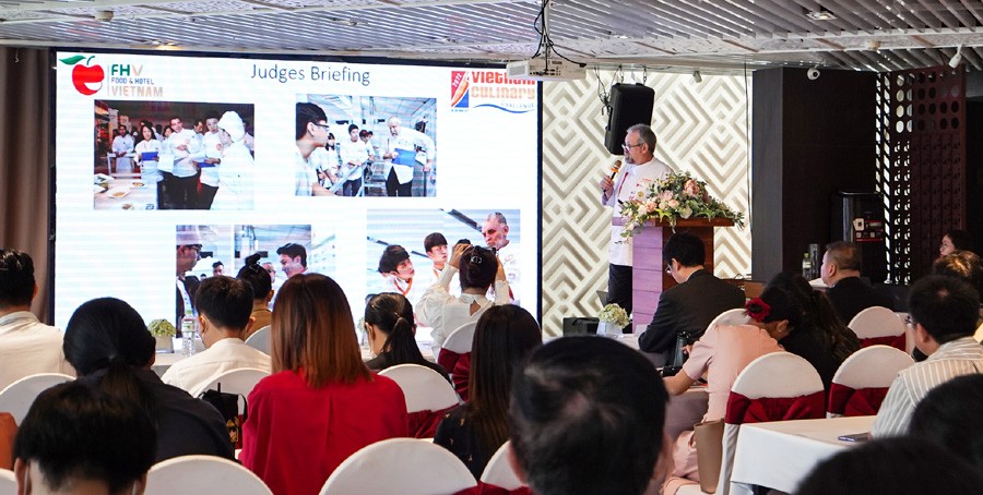 Ông Norbert Ehrbar, Trưởng Ban tổ chức Cuộc thi đầu bếp Việt Nam tài năng chia sẻ tại cuộc họp báo về tổ chức cuộc thi trong khuôn khổ Triển lãm Food &Hotel Vietnam 2022