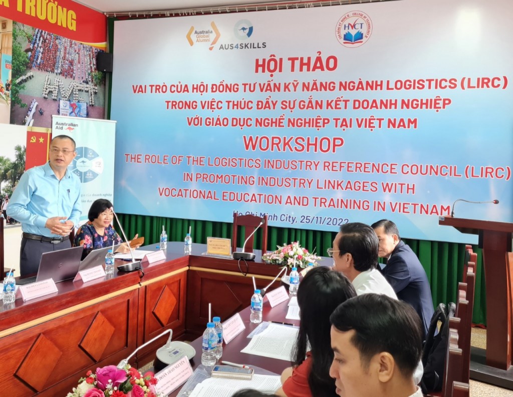 Ông Hoàng Thái Sơn, Trưởng nhóm nghiên cứu về LIRC phát biểu tại Hội thảo