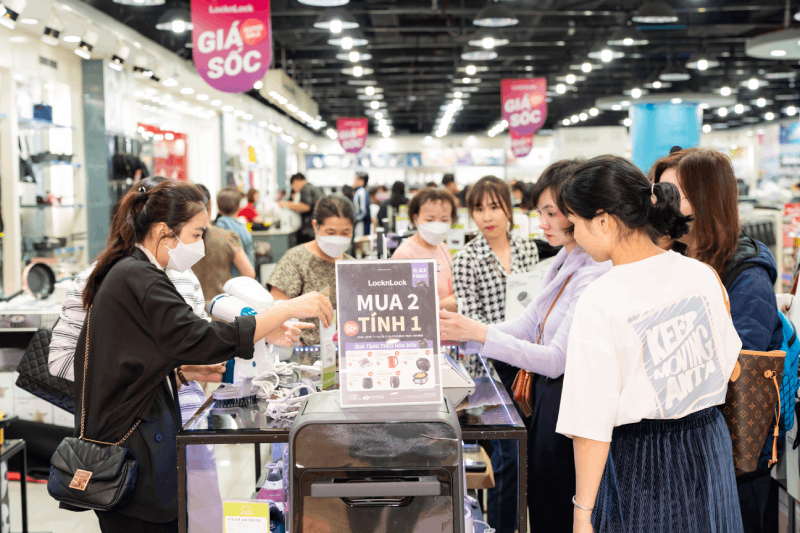 Người dân tấp nập đi "săn hàng" giá tốt tại Vincom Black Friday 2022