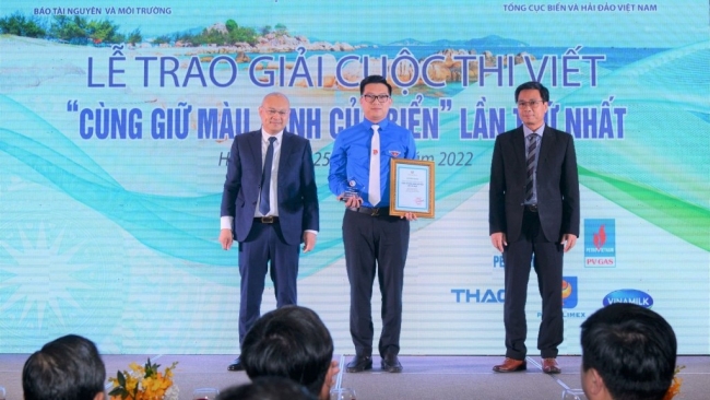 Trao giải Cuộc thi viết “Cùng giữ màu xanh của biển”