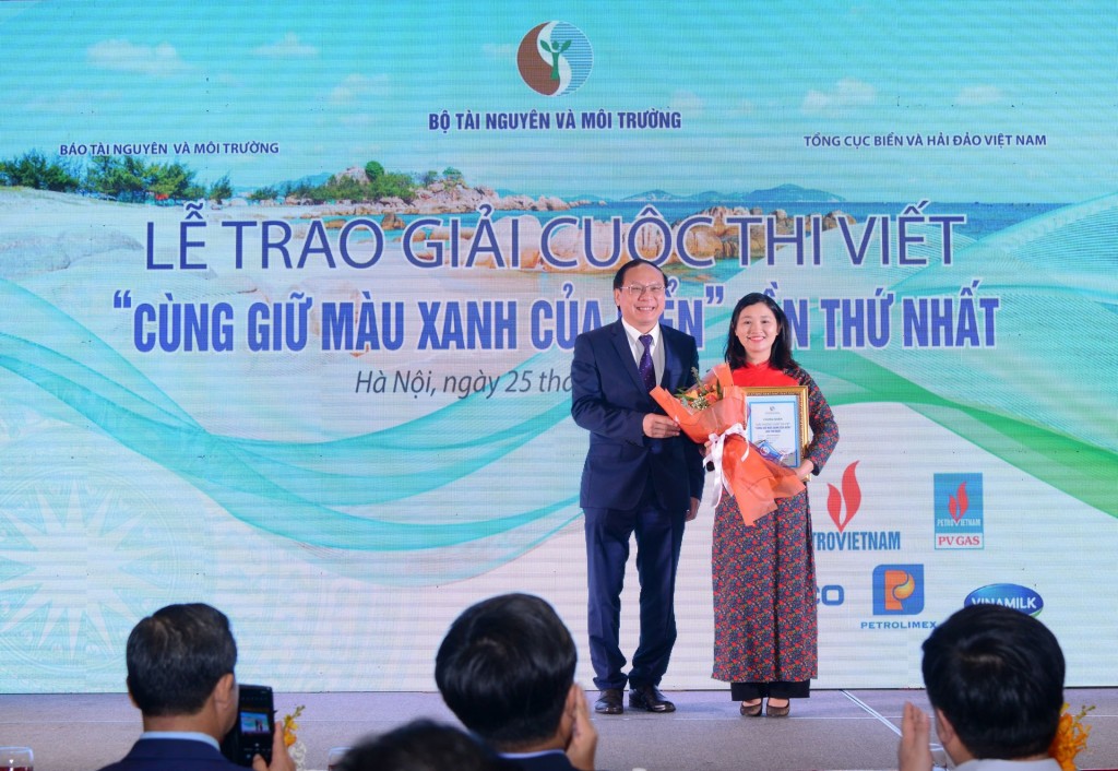 Trao giải Cuộc thi viết “Cùng giữ màu xanh của biển”