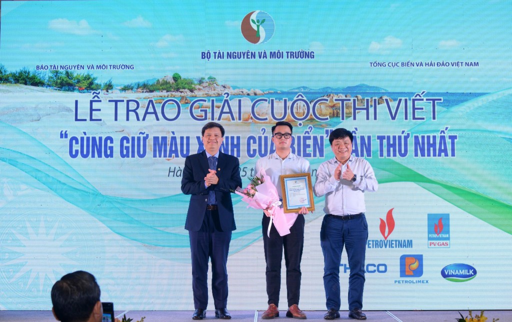 Trao giải Cuộc thi viết “Cùng giữ màu xanh của biển”