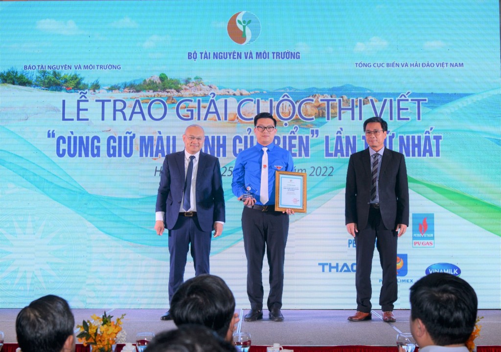 Trao giải Cuộc thi viết “Cùng giữ màu xanh của biển”