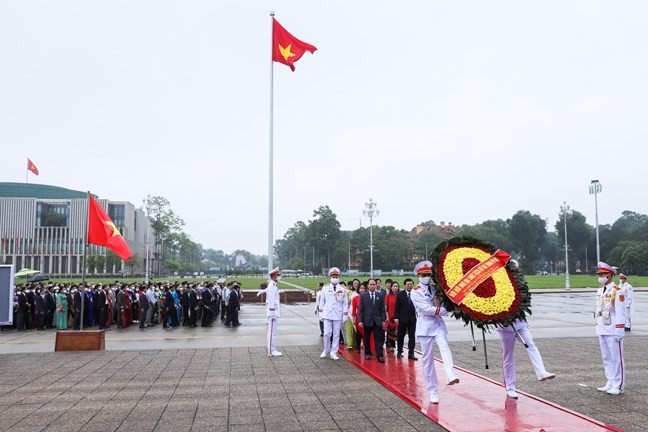 Đại biểu tham dự Hội nghị biểu dương Chủ tịch Mặt trận cấp xã và Trưởng ban công tác Mặt trận tiêu biểu vào Lăng viếng Bác