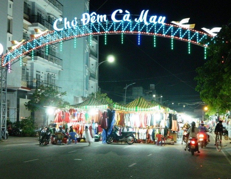 Chợ đêm Cà Mau thu hút rất đông du khách