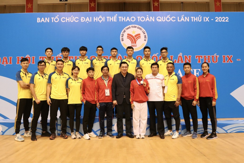 Đoàn Karate Bình Dương chụp hình lưu niệm với Lê Thị Hồng - VĐV đạt Huy chương đồng nội dung Kumite cá nhân nữ, hạng cân 47kg - tấm huy chương đầu tiên của đoàn thể thao Bình Dương tại Đại hội