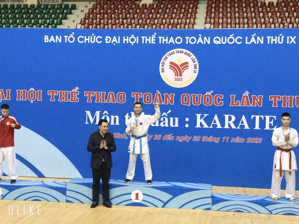 Ông Cao Văn Chóng - Phó Giám đốc Sở VHTTDL tỉnh Bình Dương đại diện Ban Tổ chức trao giải cho các vận động viên