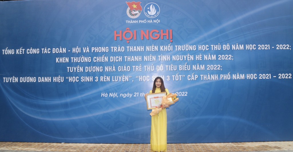 Giảng viên Nguyễn Thu Hằng (Uỷ viên BCH Đoàn trường Đại học Công nghệ, ĐH Quốc gia Hà Nội) nhận danh hiệu “Nhà giáo trẻ Thủ đô tiêu biểu” năm 2022 khi mới 25 tuổi