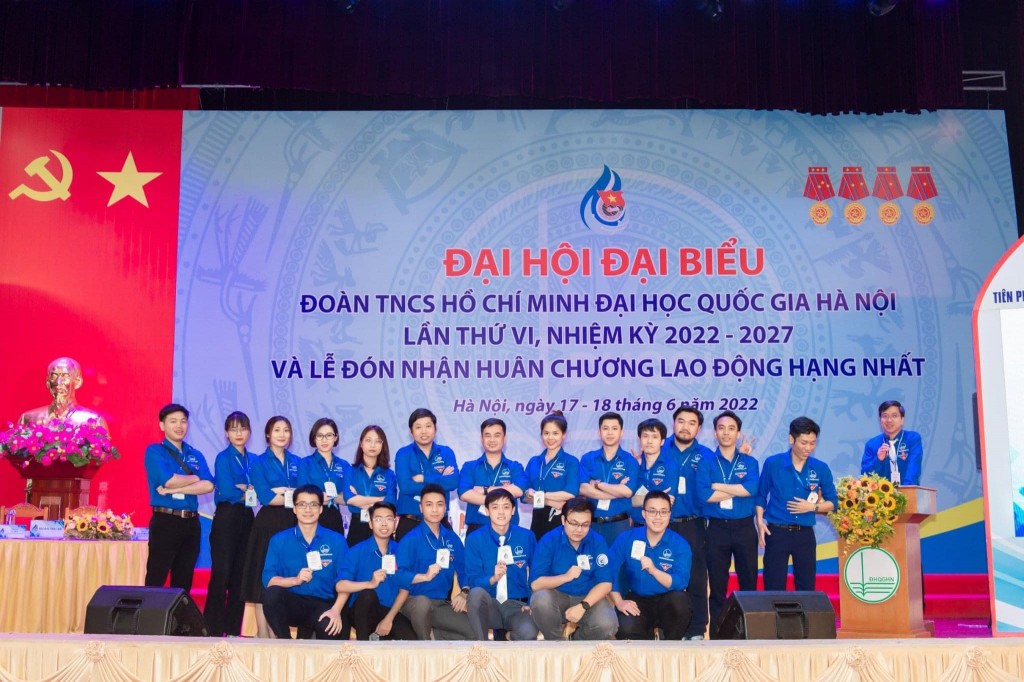 Cô Hằng (hàng trên, thứ 3 từ trái sang) cùng tuổi trẻ Đại học Công nghệ, Đại học Quốc gia Hà Nội
