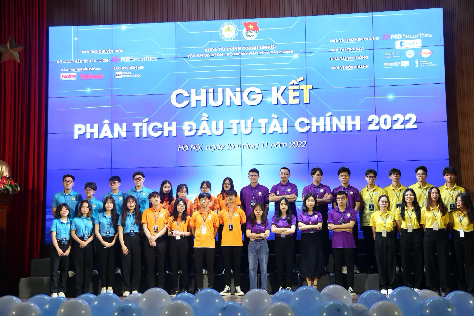 Đội The Invincible giành ngôi Quán quân “Phân tích đầu tư tài chính 2022”