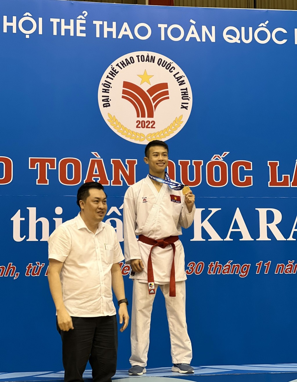 VĐV Nguyễn Thanh Duy (HCV nội dung Kumite cá nhân nam, hạng cân 60kg) rạng rỡ trên bục nhận huy chương