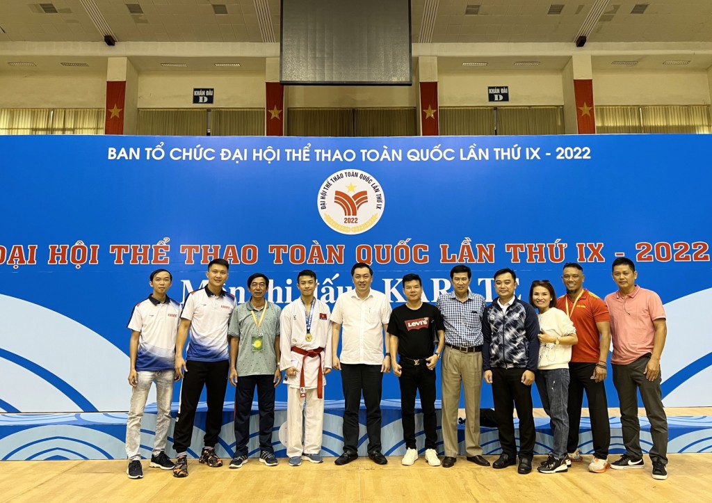 Lãnh đạo Sở VHTTDL và phụ huynh chụp hình lưu niệm với huấn luyện viên và vận động viên đội tuyển Karate Bình Dương