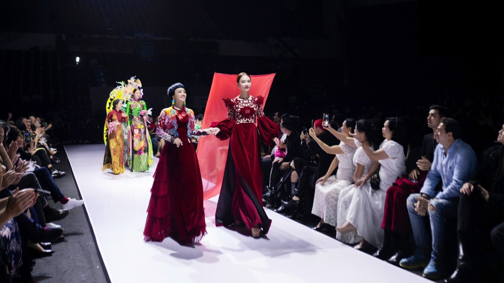 Ngọc Khuê được Hoa hậu Mai Phương dẫn ra sân khấu