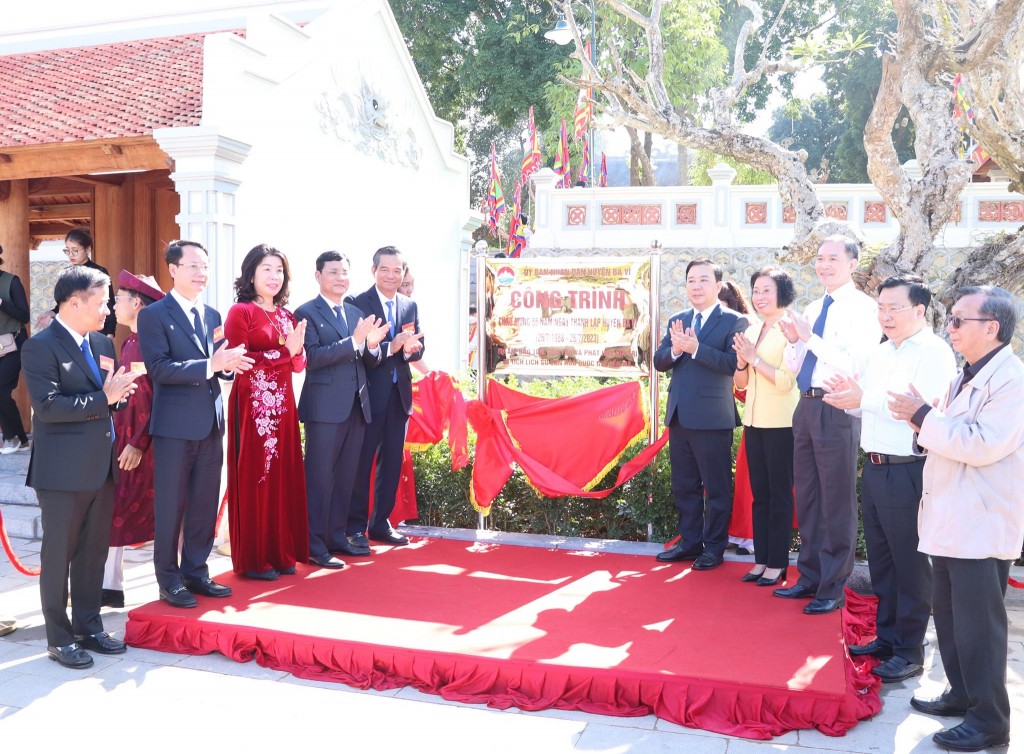 Lãnh đạo thành phố Hà Nội, huyện Ba Vì... gắn biển công trình chào mừng 55 năm thành lập huyện Ba Vì.