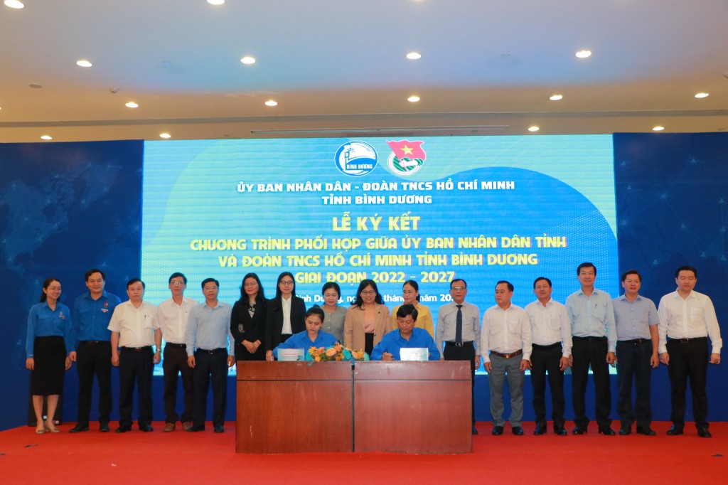 Chủ tịch UBND tỉnh Bình Dương Võ Văn Minh (hàng đầu, bên phải) và Bí thư Tỉnh đoàn Trần Thị Diễm Trinh ký kết chương trình phối hợp