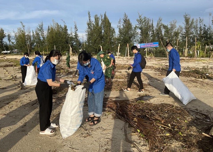 Màu áo xanh tình nguyện dọn dẹp vệ sinh bãi biển Đà Nẵng