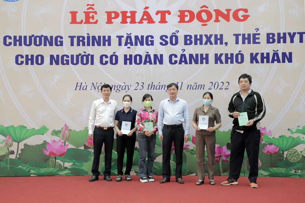 Hà Nội tặng sổ BHXH và thẻ BHYT cho người dân có hoàn cảnh khó khăn