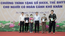 Hà Nội tặng sổ BHXH và thẻ BHYT cho người dân có hoàn cảnh khó khăn
