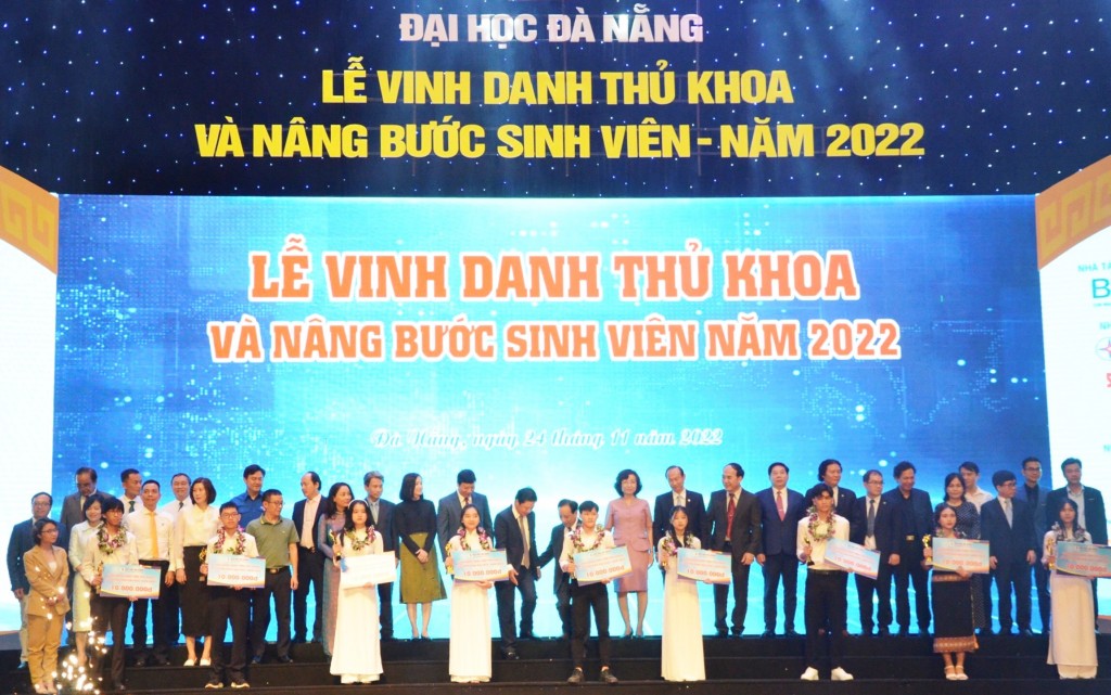 ĐH Đà Nẵng vinh danh 9 thủ khoa đầu vào các trường Đại học thành viên, các đơn vị đào tạo thuộc và trực thuộc (ảnh Út Vũ)