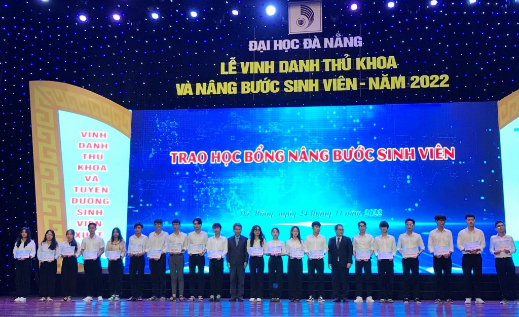 Đại học Đà Nẵng cũng đã trao 70 suất học bổng “Nâng bước sinh viên Đại học Đà Nẵng” (ảnh Út Vũ)