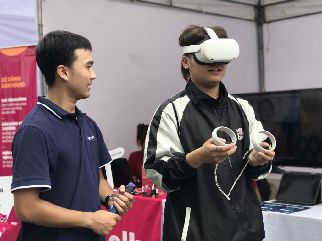 Sinh viên trải nghiệm du lịch Đà Nẵng trên không gian số nhờ công nghệ VR 360 và vũ trụ ảo Metaverse (Ảnh Đ.Minh)