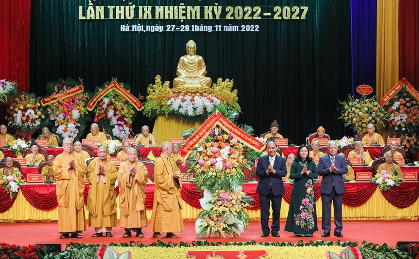 Chủ tịch nước Nguyễn Xuân Phúc tặng hoa chúc mừng đại hội