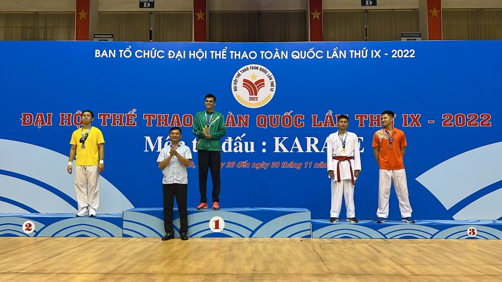 VĐV Trương Quốc Tuấn (thứ 2 bên phải qua) đạt huy chương đồng ở nội dung Kumite cá nhân nam (80kg)