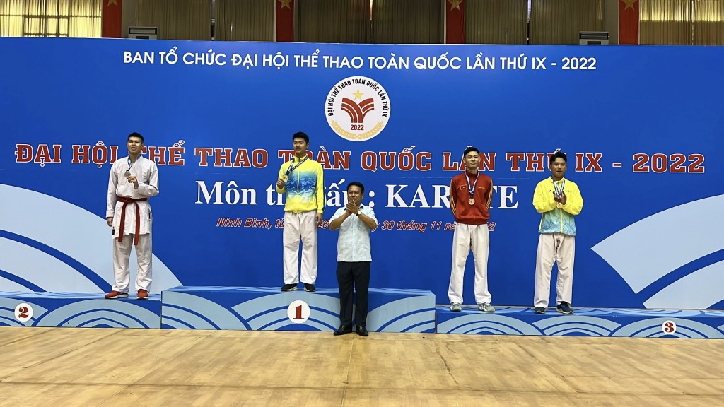VĐV Nguyễn Chí Thanh (thứ 2 bên phải qua) đạt huy chương đồng  ở nội dung Kumite cá nhân nam (71kg)