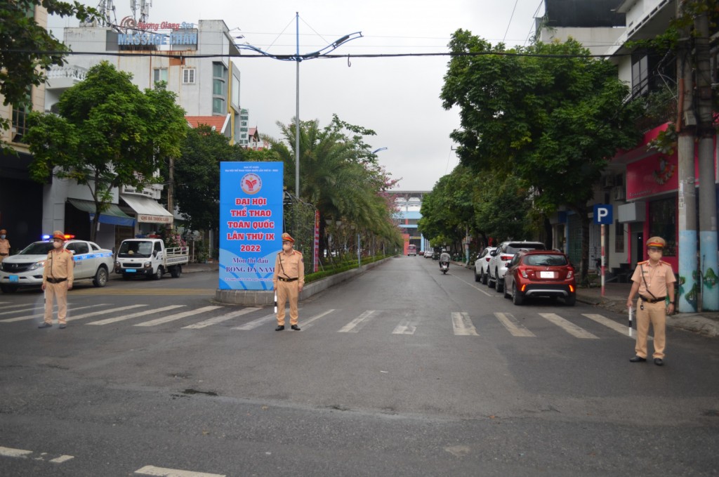 Lực lượng CSGT triển khai phương án phân luồng khu vực dẫn vào Sân vận động Cẩm Phả (Ảnh: Công an Quảng Ninh)