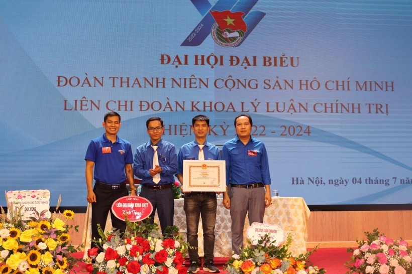 Chàng Thủ khoa tuổi 30