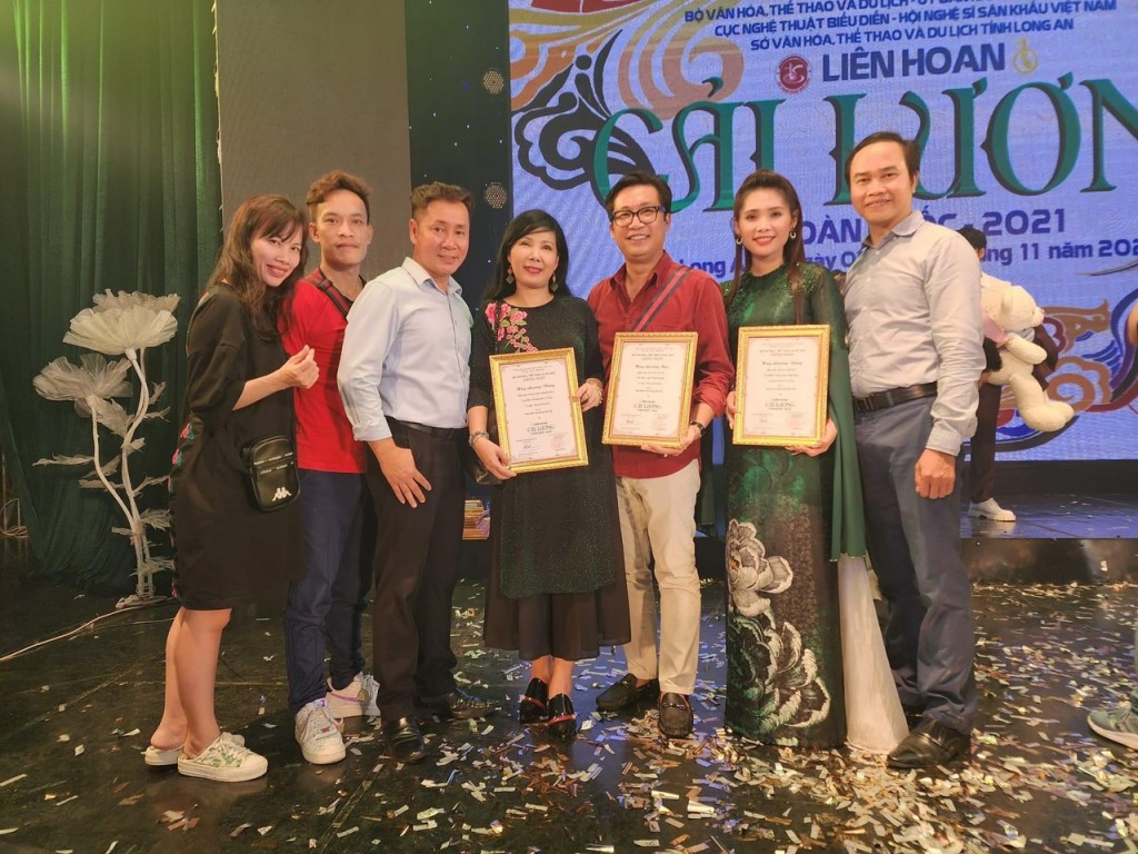 Các nghệ sỹ của Nhà hát Cải lương Hà Nội nhận bằng khen và giải thưởng tại Liên hoan Cải lương toàn quốc 2021