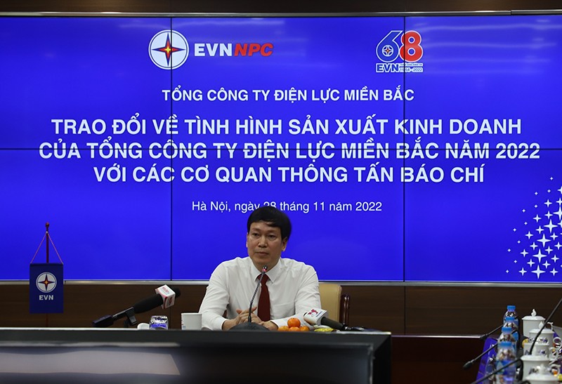 Ông Phan Tử Lượng - Phó Tổng Giám đốc EVNNPC thông tin kết quả kinh doanh tới báo chí