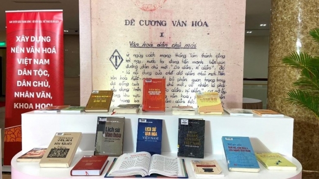 Trưng bày hơn 500 tài liệu, báo, tạp chí về xây dựng và phát huy giá trị văn hóa, sức mạnh con người Việt Nam