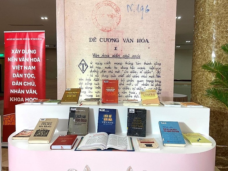 Trưng bày hơn 500 tài liệu, báo, tạp chí về xây dựng và phát huy giá trị văn hóa, sức mạnh con người Việt Nam