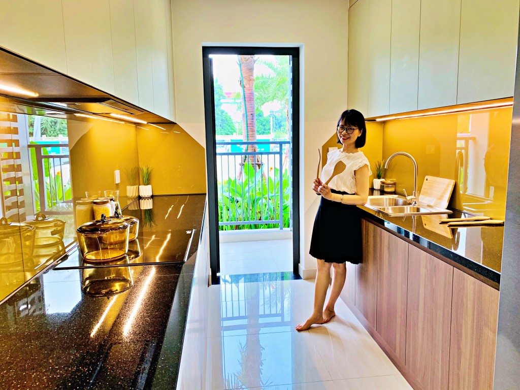 Căn bếp rộng và nhiều sáng, nhìn thẳng ra không gian bên ngoài của Hanoi Melody Residences 