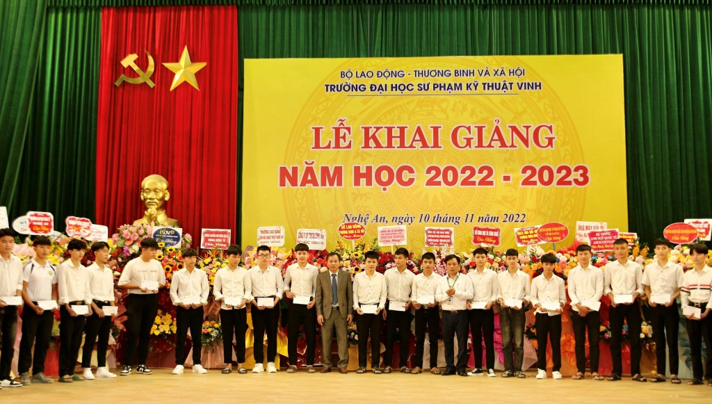 Các sinh viên xuất sắc chuyên ngành Cơ khí, Kỹ thuật và Môi trường nhận học bổng Kỹ thuật của Toyota Việt Nam