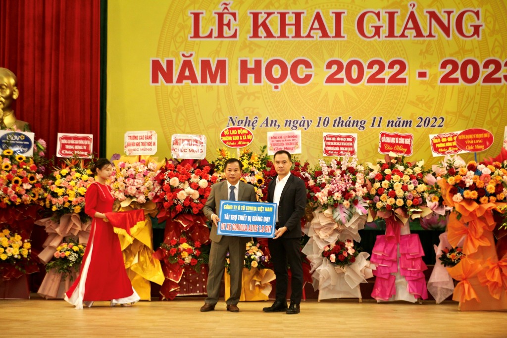 Đại diện Toyota Việt Nam trao học bổng Kỹ thuật Toyota và thiết bị giảng dạy năm 2022