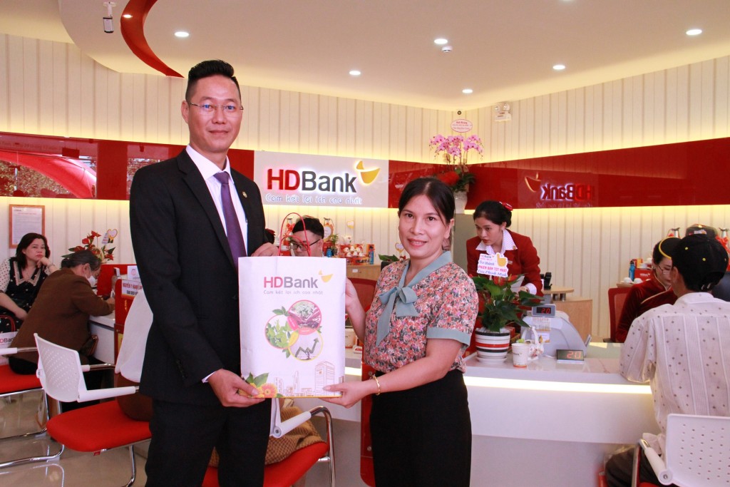 Nhân dịp khai trương trụ sở mới, HDBank Đắk Bla dành tặng những khách hàng địa phương tới giao dịch nhiều phần quà hấp dẫn, thiết thực
