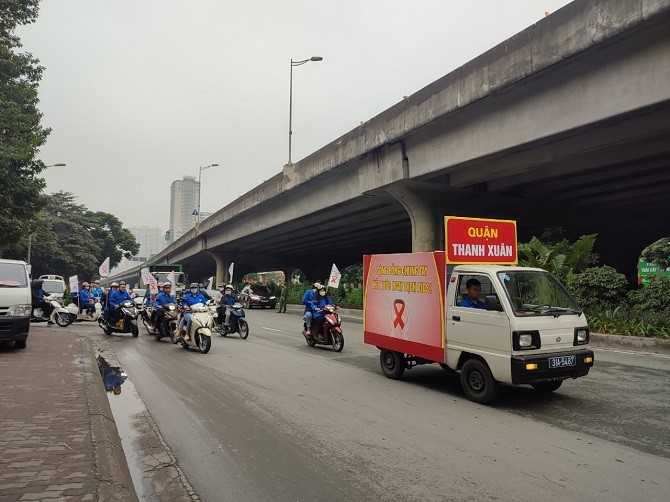 Đoàn thanh niên quận Thanh Xuân diễu hành tuyên truyền ưởng ứng Tháng hành động Quốc gia phòng chống HIV/AIDS và Ngày Thế giới phòng chống AIDS năm 2022.