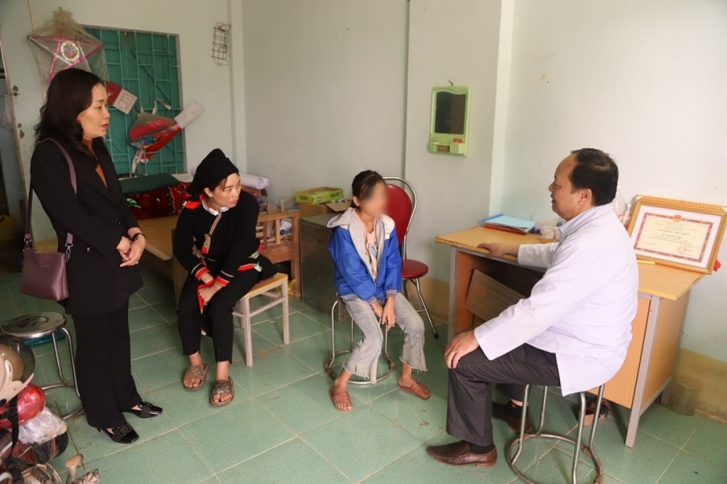 Ngày 25/11, Phó Giám đốc Sở Y tế Cao Bằng Vương Thị Tuyên cùng đoàn công tác đã đến kiểm tra, đánh giá các vấn đề về tâm lý, sức khỏe của các em học sinh tại điểm Trường Nà Rại. (Ảnh: Sở Y tế Cao Bằng)