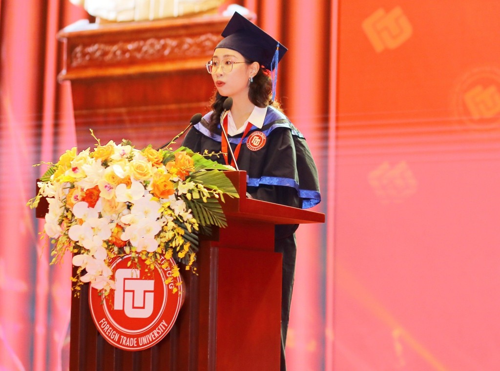 Tân thủ khoa đầu ra của Đại học Ngoại thương với bảng điểm toàn A.