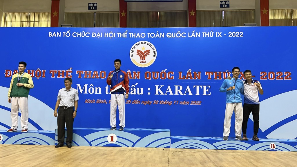 VĐV Nguyễn Minh Phụng (bìa bên phải) đạt huy chương đồng ở nội dung Kumite cá nhân nam (84kg) vào buổi sáng 29/11
