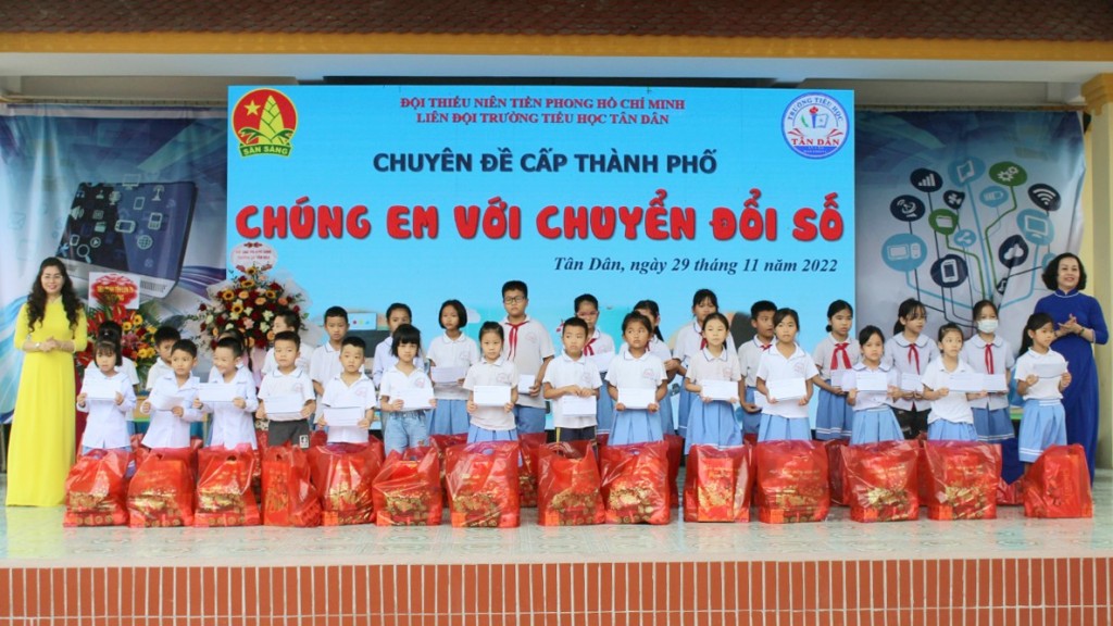 Lan tỏa yêu thương tới những học sinh có hoàn cảnh khó khăn đặc biệt