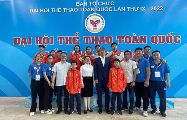 Giám đốc Trung tâm Huấn luyện và thi đấu TDTT Hà Nội Đào Quốc Thắng chụp ảnh kỷ niệm cùng các HLV, VĐV  đội tuyển Nhảy cầu Hà Nội tham gia ĐH Thể thao toàn quốc lần thứ IX