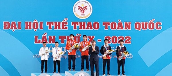 Giám đốc Trung tâm Huấn luyện và Thi đấu TDTT Hà Nội Đào Quốc Thắng trao huy chương cho các VĐV xuất sắc