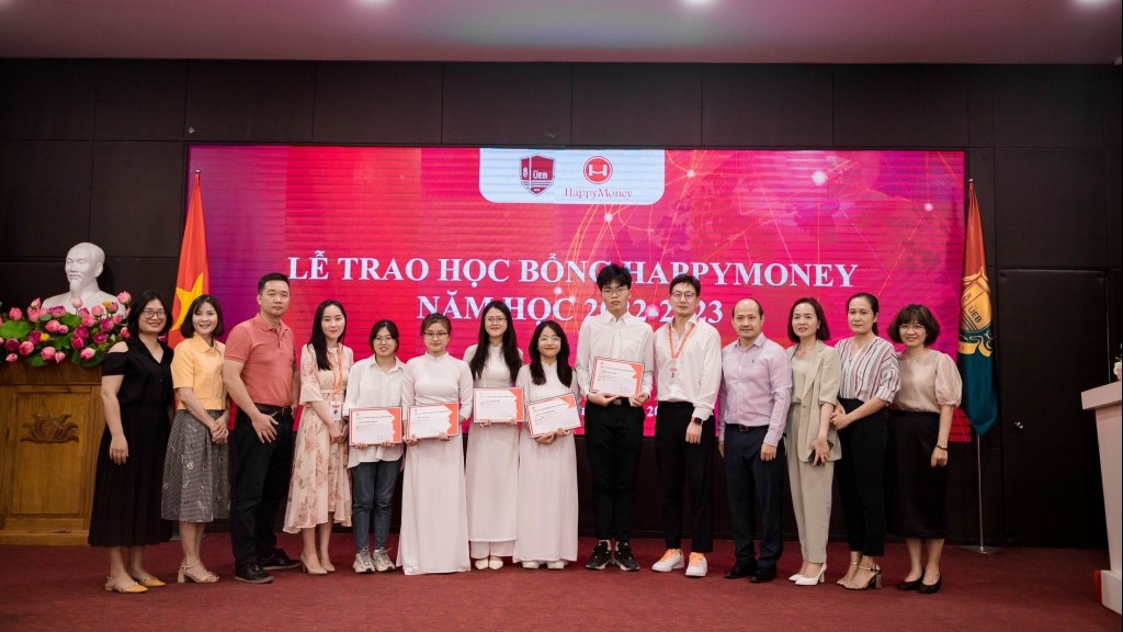 HappyMoney trao tặng học bổng cho sinh viên Đại học Kinh tế